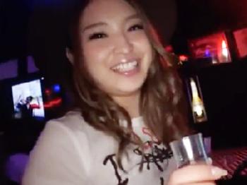 他の人達もいるバーで公開膣射性交される巨乳ギャル