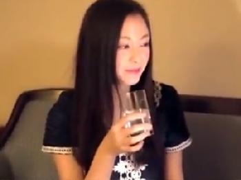 清楚な女子校生が冷酷非道な中年男に挿入されている成り行きを撮影