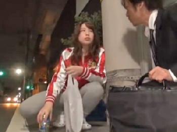 壁にはさまった上原亜衣の口と女陰が精液便所に!!