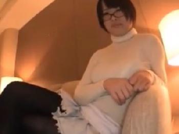 メガネ巨乳のちょいブスお姉さんにゴムなし肉棒ぶち込みコンドーム未装着で膣射性交