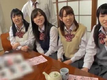 修学旅行中の女子校生も現役は乱交楽しんじゃいますW