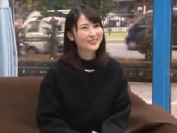 結婚してもなお衰えない清純さを持つとても綺麗な人妻がマジックミラー号での挿入でアクメ顔披露