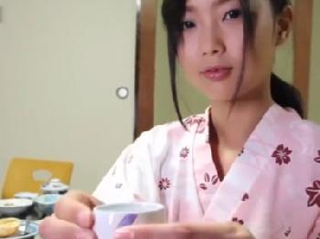 温泉旅行で顔面射精乱交を楽しんじゃう猥褻娘