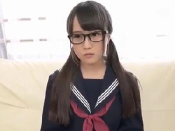 制服姿の眼鏡女子校生が中年男のイチモツでオメコ内で直接発射されて着床アクメ
