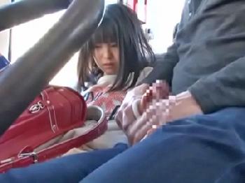 いつもと違う時間に到着した路線バスに罠と知らずに乗り込んだあどけない少女