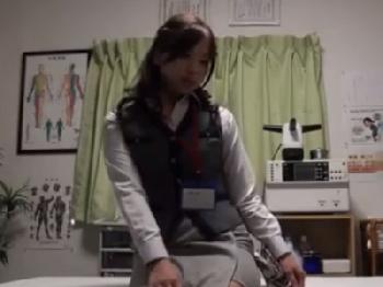 巨乳女性会社員相手に容赦のない性的暴行をキメるクズ整体師