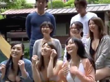 とても綺麗な人妻とテントの中でパンパン音を立てながら密通性交