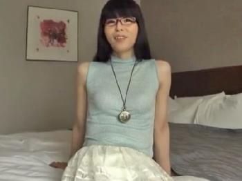 猥褻メガネな素人さんのケツアナに挿入するコンドーム未装着の性交