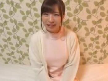 避妊具未装着で膣内射精を許すどころかお掃除フェラチオまでしてくれる淫らな美少女