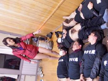 美魔女たちが大勢の男たち相手に中出し乱交