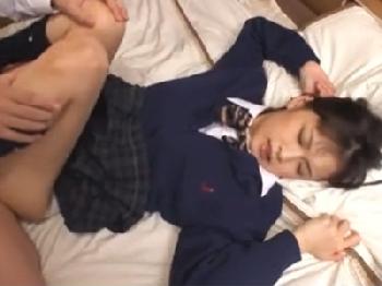 後輩に頼みこまれ素股してたら強制挿入され膣内射精される先輩女子