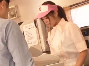 ファーストフード店でバイト中の美少女店員が外に出たところを襲っておまんこ内射精する強姦魔