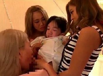 金髪黒ギャル3人がミニAV監督をオモチャのように痴女るハーレム乱交