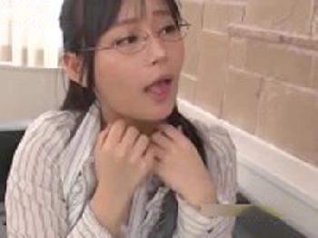 優等生そうに見えるメガネ教師がお気に入り生徒とSEX