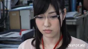 可愛い後輩女性社員社員が元気づける為に懸命にフェラ