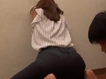 酩酊桃尻お姉さんに誘われるがままケツ射性交