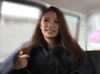 巨乳美女の織田真子が熱心なファンの為に膣解放してコンドーム非装着の膣内射精交尾