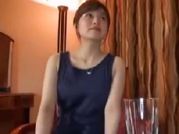 他人棒と嬉々として顔面射精セックス楽しんじゃう不貞人妻