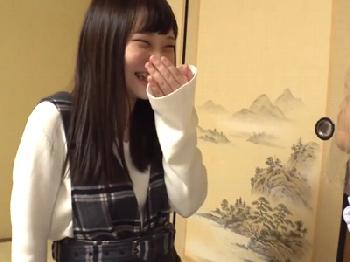 恥ずかしがってる姿がリアルに可愛い童顔娘をその場でハードピストン上げ!!