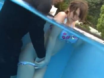 プールで見つけた押しに弱そうなショートヘア美少女を性的ハラスメント→コンドーム未装着での膣射性交