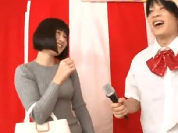 股間の穴綱渡りゲームに失敗してしまった素人美女を罰として乱交