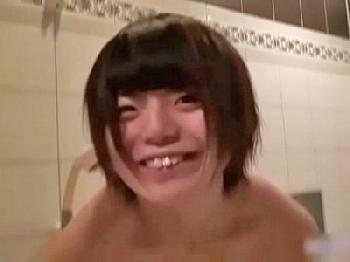 あどけなさすぎ本物女子校生がミドルエイジ男性と援交ハメ撮り