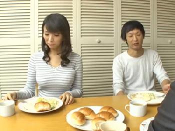 息子の誘惑に負けて中出し肉親交尾する性的欲望を満たしたい人妻