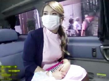 仕事中の歯科助手が車内に乗り込んでサクッとフェラチオ