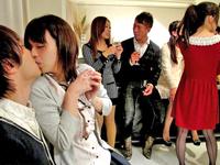 まさに酒池肉林!!快楽に溺れるためだけに有名男優たちが定期的に開くシークレット乱交パーティ