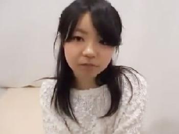 大人しい性格で地味系な素人娘が恥じらいながらも激しいピストン性交で絶頂