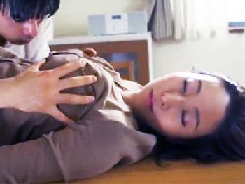 冷酷な婦女暴行犯が近所のとても綺麗な奥さんを気絶させて拉致って中出し調教!!