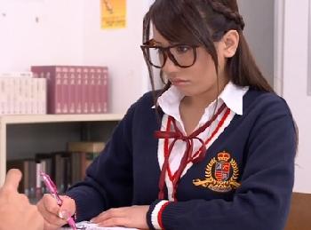 眼鏡優等生の女子校生が実は隠れ巨乳!!思春期の性的欲望が暴走して教室で秘密の同級生SEX
