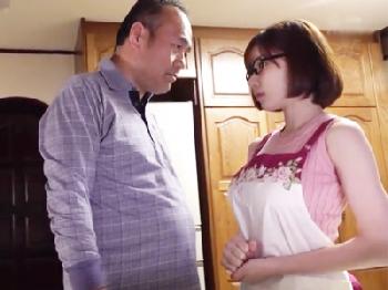 夫の知らない間にスタイル抜群妻が義理の父親にオメコ内で直接発射されて無事妊娠