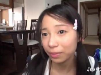 ツインテール美少女の未発達な陰毛がないワレメに避妊具なしで挿入