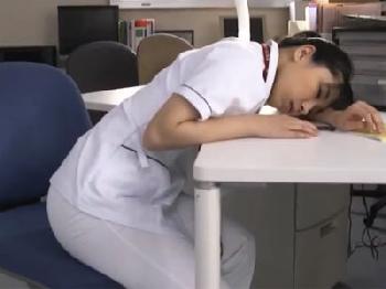仕事疲れで眠ってしまった看護師→患者さんに寝込みを襲われ強制アクメ展開