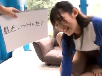 挿入されながらも懸命に質問に答えてくれる素人さん