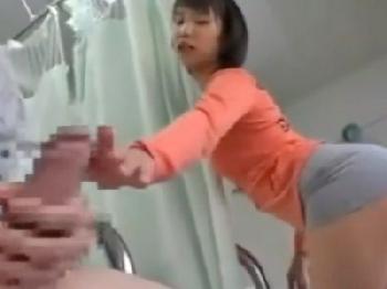 彼氏のお見舞いのはずが他人棒を手コキフェラ→顔面射精させる変態娘