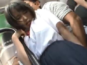 通学中のバス内で無慈悲な痴漢性的凌辱される巨乳女子校生