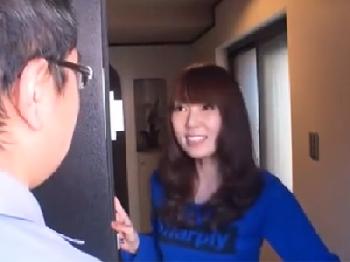 淡白な夫に不満な美貌の人妻が業者に色仕掛けして即ゴム無し性交!!