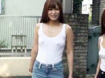 服越しにピンピン乳首を曝け出してくる隣の超キュート女子大生と‥