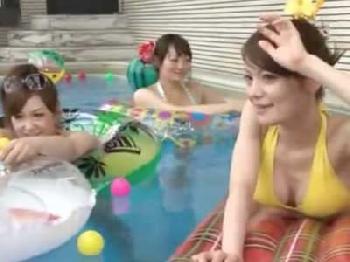 若者のクンニリングスに激濡れのムチッとした肉感的なB専熟女人妻→中出し