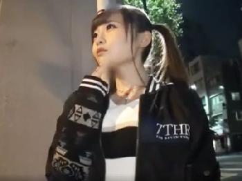 深夜の街を一人で歩いていた関西弁ギャルを簡単に口説き落として自宅で性行為