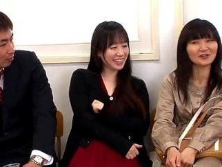 夫が留守の間に浮気相手を自宅に連れ込み性交を楽しむビッチ妻