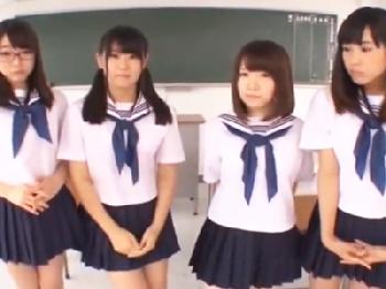 4人組女子校生にペニス狙われて顔面射精を耐えるのは不可能!!
