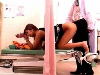 妊娠願望あるギャルが悪徳オヤジ医師のペニスで中出し発情