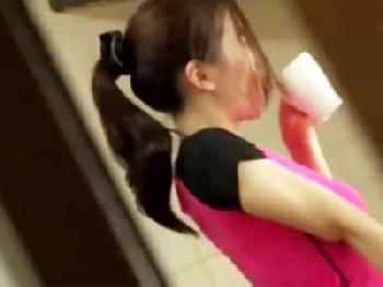 自宅で黒人に巨根差し込まれアクメ絶叫する人妻