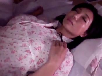 父親の再婚相手が艶っぽい色香を放つ過ぎて夜這い→肉親性交で中出し