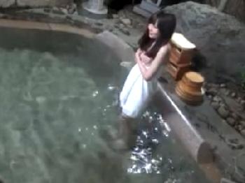 イケメンに寝取られる素人彼女が混浴風呂で強烈な性行為