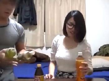 メガネ爆乳を自宅に連れ込み盗撮勝手に発売!!顔は少し地味だけど体は一級品の素人さん