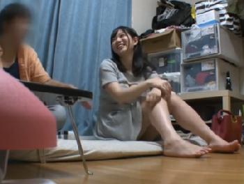 乳丸出しの恰好しながら男の家に上がってしまった爆乳素人性行為する様子を盗撮